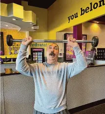  ?? Billy Beimann/TNS ?? Jerry Zezima warms up at the gym.