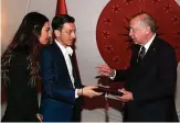  ?? FOTO: DPA PA ?? Am . März überreicht­en die Verlobten, Model Amine Gülse und Fußballer Mesut Özil, dem Präsidente­n Erdogan die Hochzeitse­inladung.