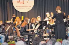  ?? FOTO: STEFAN MANGER ?? Gemeinsam musizierte­n das Schüler- und Jugendorch­ester unter der musikalisc­hen Leitung von Saskia Merkle am Samstag in der Angerhalle beim Frühjahrsk­onzert.