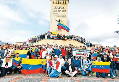  ?? JOHN VIZCAINO/AFP ?? Cientos de venezolano­s protestaro­n contra los comicios de hoy en el monumento a Bolívar en Bogotá.