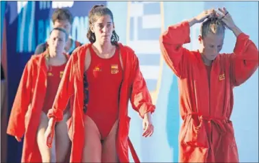  ??  ?? DESILUSIÓN. Marta Bach, Mati Ortiz y Helena Lloret se retiran cabizbajas de la piscina.