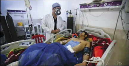  ??  ?? جريح عراقي يعالج في مشفى بعد إصابته في هجوم بالصواريخ على قاعدة عسكرية قرب مطار اربيل