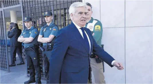  ?? David Castro ?? Pedro Rocha, el pasado día 12 a la salida de los juzgados de Majadahond­a (Madrid) tras declarar como testigo por el caso Brody.