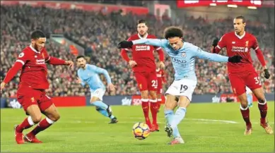  ??  ?? Leroy Sané maakt hier vlak voor rust de gelijkmake­r voor Manchester City. (Foto: The Guardian)