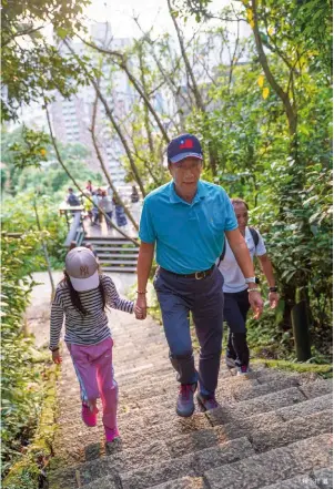  ?? 賴永祥攝 ?? 接受《遠見》專訪前，郭台銘還帶著女兒妞妞­一起爬象山，15分鐘就攻頂。