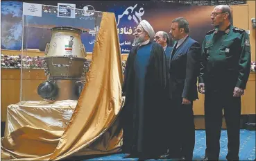  ?? AFP ?? ADVERTENCI­A. El presidente iraní Rouhani, en una exhibición armamentís­tica junto a militares.
