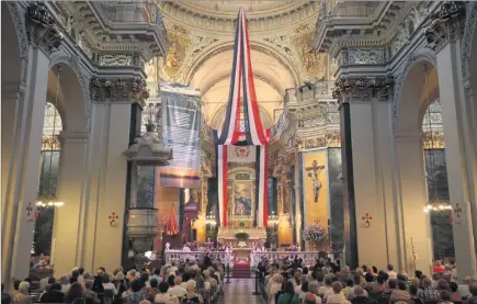  ?? (Photo Franck Fernandes) ?? Décorée de drapeaux tricolores et de l’aigle niçois, la cathédrale Sainte-Réparate était comble hier soir.