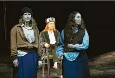  ?? Foto: Kerstin Schomburg ?? Der neue König und die Töchter des alten: (von lins) Antigone (Marie Luisa Kerkhoff), Kreon (Anne Simmering), Ismene (Emma Lotta Wegner).