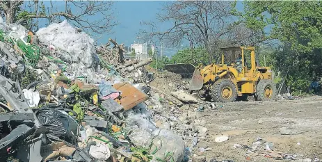  ??  ?? LABOR. Maquinaria y personal de la Municipali­dad y Sulambient­e comenzaron a limpiar el botadero clandestin­o.