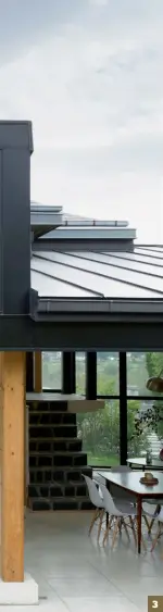  ??  ?? 3.
L’imposante lucarne découpée dans la toiture de zinc forme un grand cadre, une fenêtre supplément­aire pour profiter de la vue sur le jardin. 3