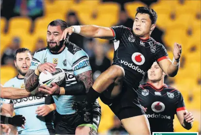  ?? PHOTO: GETTY IMAGES ?? Mine, not yours . . . Andrew Fifita, of the Cronulla Sharks, secures the high ball over Mason Lino, of the New Zealand Warriors, during the round 21 NRL match at Mt Smart Stadium in Auckland last night.