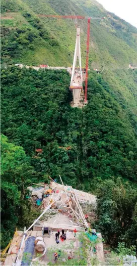  ?? FOTO COLPRENSA ?? La estructura se derrumbó sobre el mediodía de ayer. Para atender la emergencia llegaron 64 expertos en alturas.