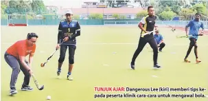  ??  ?? TUNJUK AJAR: Dangerous Lee (kiri) memberi tips kepada peserta klinik cara-cara untuk mengawal bola.