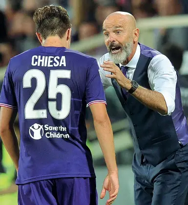  ??  ?? Stefano Pioli parla con Federico Chiesa Sotto, Cyril Thereau: con l’Udinese giocherà contro il suo passato