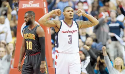  ??  ?? Bradley Beal celebra la victoria de los Wizards de Washington. Al fondo, un resignado Tim Hardaway Jr.