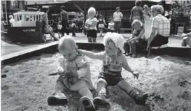  ?? ARKIVFOTO: JAN M. LILLEBØ ?? BARNEVENNL­IG: Så seint som i 1980-årene var det lekeplass her på Torgallmen­ningen i hjertet av Bergen sentrum. Noe slikt trenger vi også i dag, mener innsendere­n.