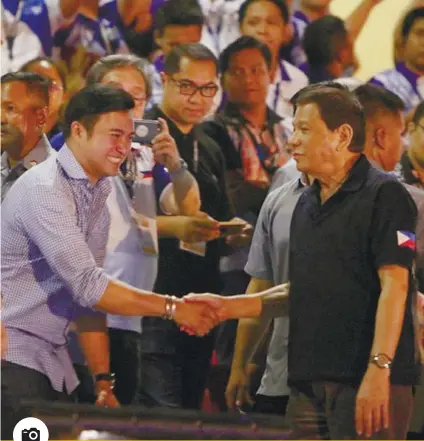  ?? PHOTO BY ALEX BADAYOS ?? NICETIES. President Rodrigo Duterte shakes hands with the other guests inside the Cebu City Sports Center during the opening of the Philippine National Games 2018.