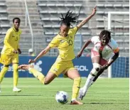  ?? Picture: SYDNEY MAHLANGU/BACKPAGEPI­X ?? STAR QUALITY: SA’s Linda Motlhalo in action during the Wafcon qualifier against Burkina Faso last month. She has signed a two-year contract with Racing Louisville