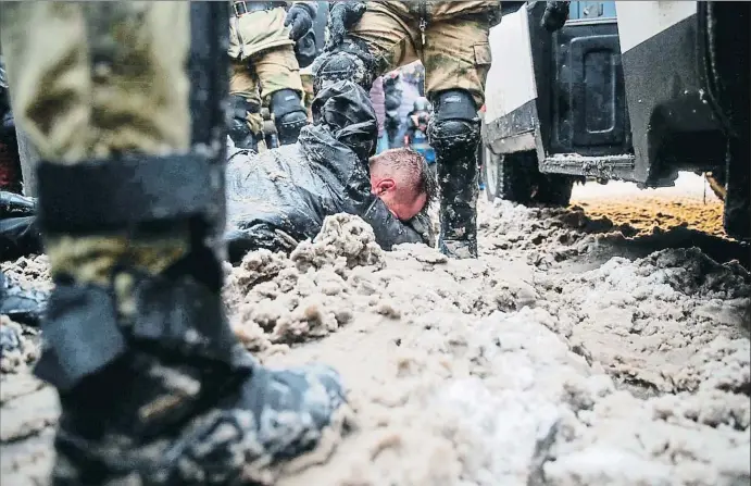  ?? MAXIM SHEMETOV / REUTERS ?? Sobre la nieve. Las fuerzas antidistur­bios detienen a uno de los manifestan­tes de
Moscú durante las protestas para pedir la libertad del opositor Alexéi Navalni