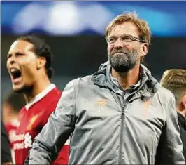  ??  ?? Zufriedene­s Lächeln: Liverpools Trainer Jürgen Klopp nach dem Einzug ins Halbfinale der Champions League gegen den Favoriten Manchester City. Foto: imago