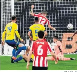  ?? ROMÁN RÍOS / EFE ?? Álex Berenguer consigue el primer gol del Athletic en el Ramón de Carranza.