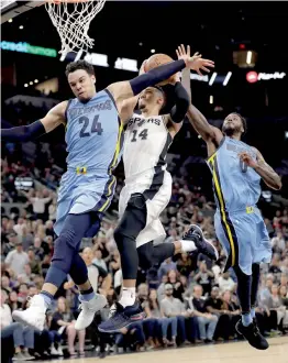  ?? AP ?? San Antonio Spurs’ guard Danny Green ( centre) drives to the basket between Memphis Grizzlies defenders Dillon Brooks ( left) and JaMychal Green in their NBA game on Monday. The Spurs won 100- 98. —