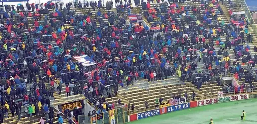  ?? La rivolta ?? In curva Andrea Costa molti posti sono rimasti vuoti tra il primo e il secondo tempo, almeno fino al 60’, quando i tifosi sono rientrati per incitare la squadra; ma nello stadio semivuoto non si è sentito nemmeno un coro per Joey Saputo, presente in...