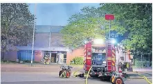  ?? FOTO: DIETER STANIEK ?? Der Brand löste einen großen Einsatz der Feuerwehr aus. Zahlreiche Fahrzeuge standen mit Blaulicht auf dem Parkplatz am Sodbach.