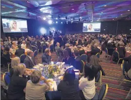  ??  ?? Une vue de la salle lors de l’interventi­on en vidéo de Michèle Laroque, marraine de cette vingt-deuxième édition du gala des Dames de Lenval.