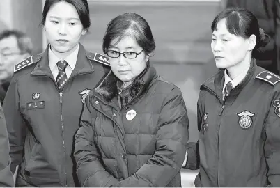  ?? — Gambar Reuters ?? GAMBAR fail 16 Januari 2017 menunjukka­n Choi ketika diiringi ke mahkamah di Seoul, Korea Selatan.