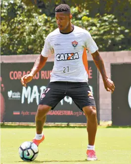  ??  ?? Um dos destaques do Vitória na Série A, David está na mira do Cruzeiro