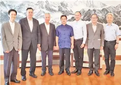  ??  ?? From third left, Liew, Liang, Chak, Soh and others during the courtesy call.