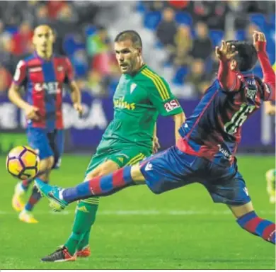  ??  ?? Chema trata de frenar a Ortuño en el último Levante-Cádiz (2016-17).