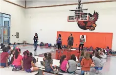  ??  ?? MuJErES En una sesión deportiva, en el refugio