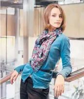  ?? DREAMSTIME ?? A colorful scarf can make a big difference.