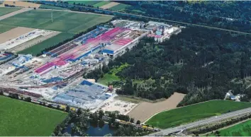  ?? Archivfoto: Marcus Merk ?? Die Erweiterun­gspläne der Lech-Stahlwerke sind eine Etappe weiter. Um neue Hallen und Anlagen im Lohwald bauen zu können, soll ein Drittel des Waldes gefällt werden. Dafür soll vor allem im Bereich zwischen den Weihern, der Bahnlinie und der B 2 (im Bild links unten) neuer Wald gepflanzt werden.