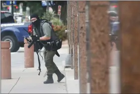  ?? TOM FOX/DALLAS MORNING NEWS ?? An armed shooter attacks at the Earle Cabell federal courthouse Monday morning in downtown Dallas, Texas. Law enforcemen­t returned fire and the shooter was hit by gunfire. No officers or citizens were injured.