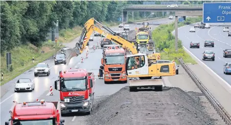  ?? FOTO: UM ?? Einspurig läuft der Verkehr vom Leverkusen­er Kreuz bis zur Ausfahrt Opladen. Ab da ist dann die A3 bis Langenfeld gesperrt. Und das noch bis Montag, 5 Uhr.