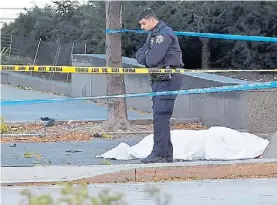  ?? AFP ?? Víctima. Un policía vigila en el sitio donde quedó un cadáveres.