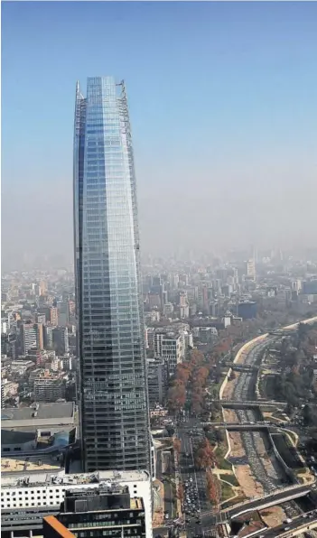  ?? FOTO ANDRES PEREZ ?? La Torre Costanera es el mayor rascacielo­s del país.