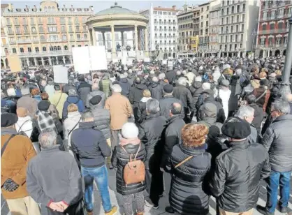  ?? Foto: Oskar Montero ?? Protesta de jubilados y pensionist­as en la Plaza del Castillo de Pamplona el pasado febrero.