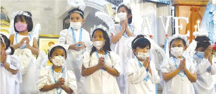  ?? ALDO NELBERT BANAYNAL ?? Children sing during the Flores de Mayo at the St. Joseph Patriarch Parish in Mabolo, Cebu City.