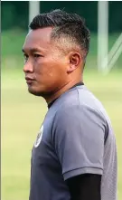  ?? SALMAN TOYIBI/JAWA POS ?? TERTANTANG: Rudy Eka Priyambada optimistis bisa menaikkan level timnas putri.