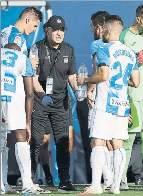  ?? FOTO: GETTY ?? Javier Aguirre anima a sus jugadores el pasado sábado en el KO ante el Valladolid