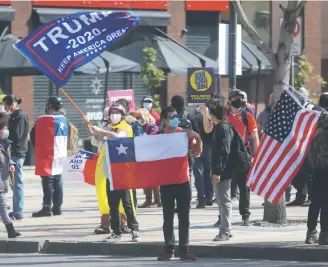  ?? / AGENCIAUNO ?? En las manifestac­iones por el Rechazo no era raro ver banderas de Trump.