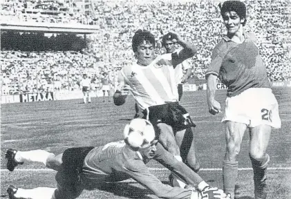  ?? AFP ?? Ellos. Paolo Rossi llega antes que Passarella y Fillol y marca. Gallego quedó lejos: 2-1 en Barcelona, 1982.