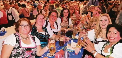  ?? FOTO: UWE MISERIUS ?? Und hoch die Maßkrüge! Zünftige Stimmung herrschte beim Oktoberfes­t im Forum.