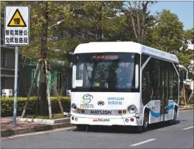  ?? XINHUA ?? A self-driving bus conducts a trial operation in Futian Bonded Zone in Shenzhen on Dec 2.