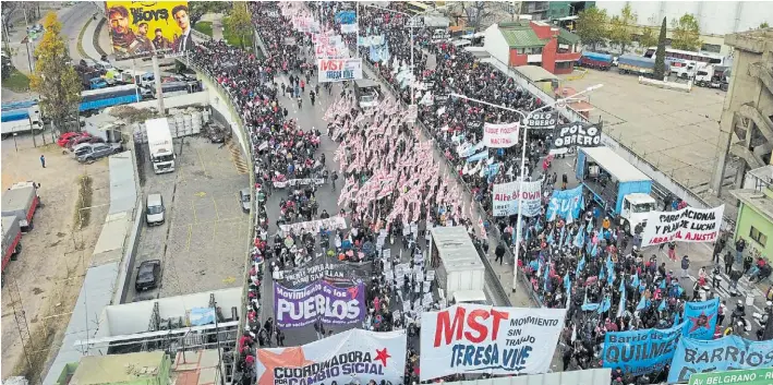  ?? ?? Protesta. Piqueteros de izquierda opositores al Gobierno concentran en Puente Pueyrredón para marchar a Desarrollo Social, en una manifestac­ión reciente.