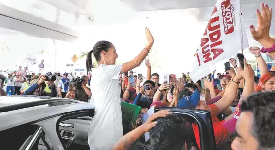  ?? ESPECIAL ?? La candidata morenista a su llegada al aeropuerto de la capital yucateca.